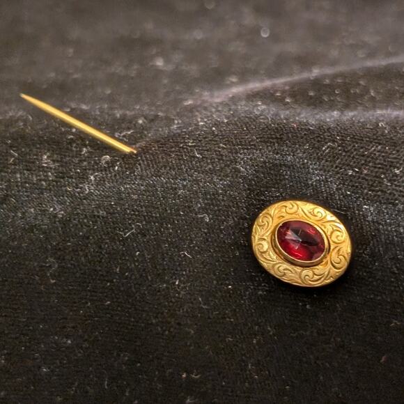 Vintage Cranberry Faceted Glass Stone Gold Tone Etched Design Stick Pin - Picture 1 of 3